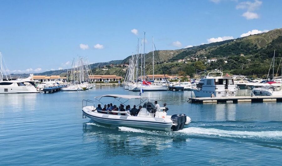 Tropea: Capo Vaticano Boat Trip with Snorkeling & Drink - A family-run boat with a friendly crew
