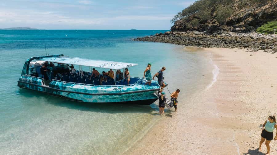 Yeppoon: Great Keppel Island Fast Boat Snorkel & Lunch Tour - White sand, walking, and the island view