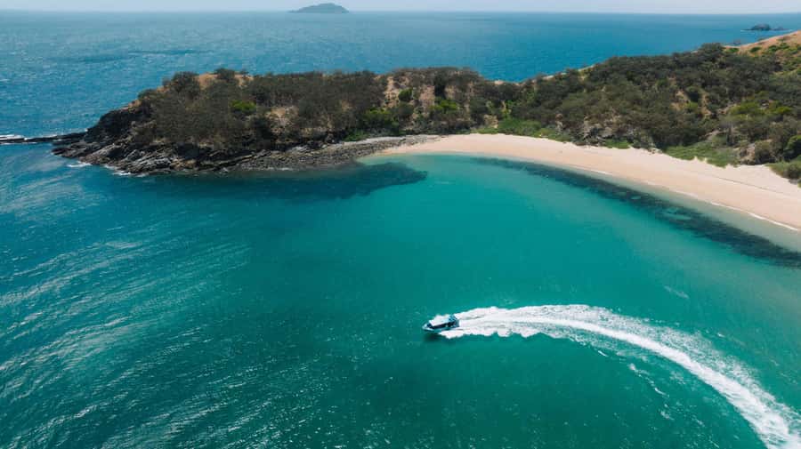 Yeppoon: Great Keppel Island Fast Boat Snorkel & Lunch Tour - How the crew shapes the day